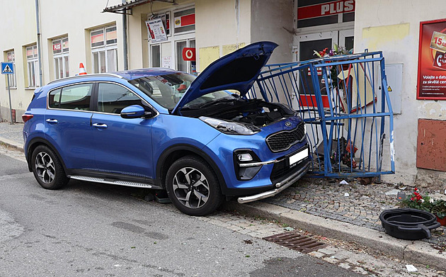 idi zejm zkolaboval za volantem a pak narazil s vozem do klece s...