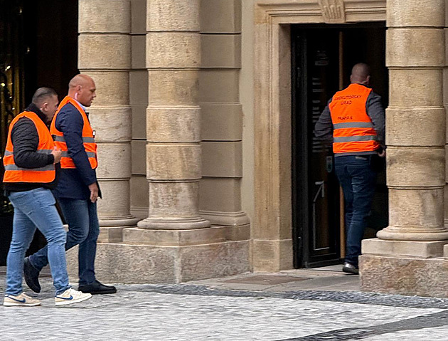 Exekutoi zasahují v paláci Savarin, kvli sporu o název Mucha Muzeum. (23....