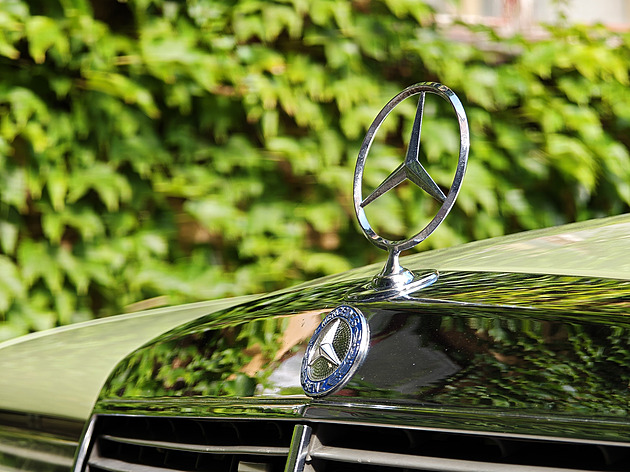 Muzeum automobilových hvězd na vyjížďce. Mercedesy se naparovaly v Mělníku