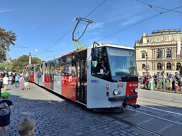 „Kachny“ jsou i po 40 letech jediné obousměrné tramvaje v Praze
