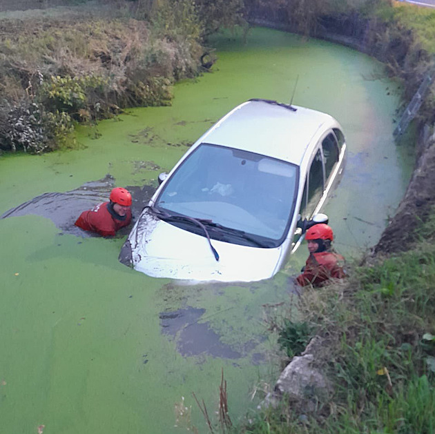 Hasii lovili auto ze títarského potoka u Mstce Králové na Nymbursku, tento...