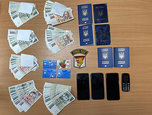Hotovost, bankovní karty, pasy i telefony zajitné policisty pi zadrení...