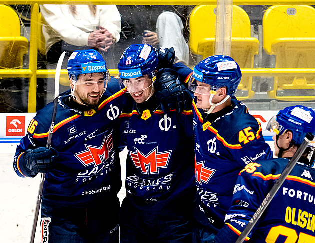 Litvnov, 28. 9. 2025. Verva Litvnov - Motor esk Budjovice, hokejov extraliga. Host slav gl, jeho autor Adam Kubk druh zleva.