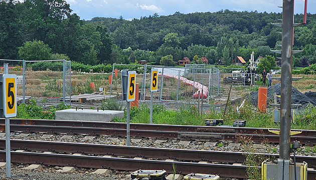 Pronajmeme si pozemky zasažené benzenem, nabídl státní podnik majitelům