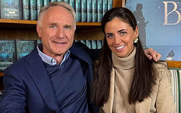 Dan Brown opět na místě činu. Praha je nádherná, komentoval z mostecké věže