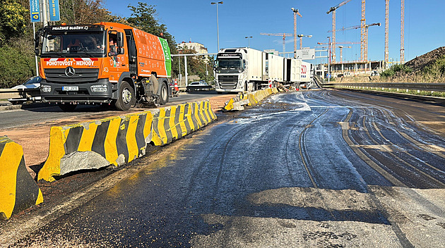 Kamion u Zlíchovského tunelu narazil do svodidel, na silnici vytekla nafta