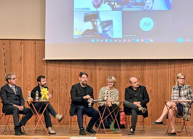 Úastníci veejné debaty v pednákovém sále Muzea východních ech probírali,...