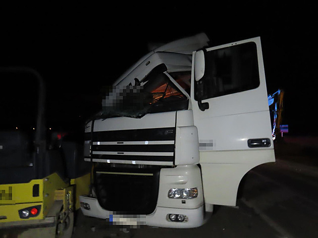 Nákladní auto vjelo do stavenit D35 u istvsi na Královéhradecku.