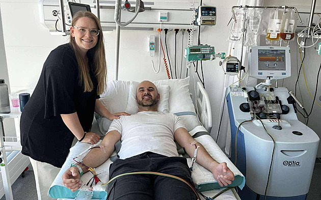 Jií Wopat z Plzn daroval kostní de nedávno. Na snímku je se svojí...