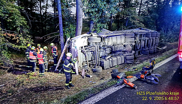 Hasii museli zranného idie z kabiny kamionu vyprostit. Nehoda se stala mezi...