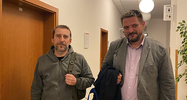 Michal M. (vlevo) se svým advokátem Vladimírem Volným u Okresního soudu...