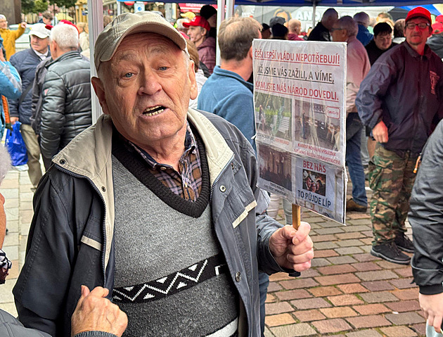 Babiši, vy nepatříte sem, ale do blázince, řval důchodce na mítinku v Dobřanech