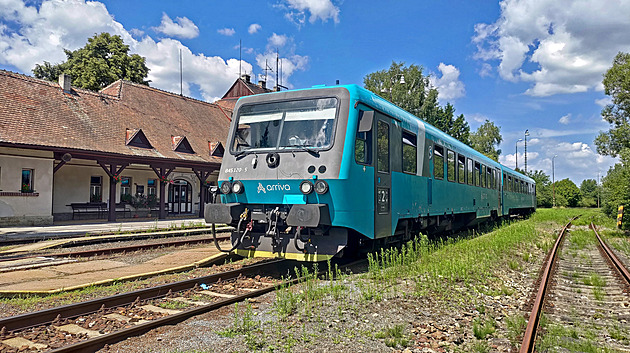 Motorov jednotka 845/945 ve stanici Vrbovce. Stanice pipadla po rozdlen eskoslovenska esk republice a zskala jmno Javornk nad Velikou. V roce 1997 se vak zmnila sttn hranice a ndra se opt ocitlo na Slovensku. Z Javornka nad Velikou se