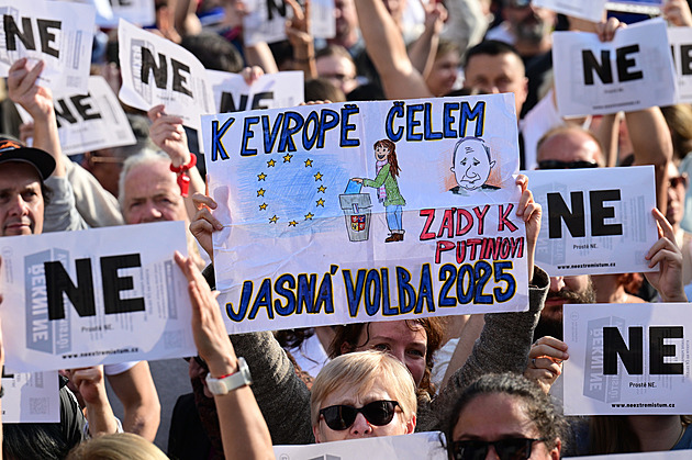 Na demonstraci v centru Prahy přišly tisíce lidí. Rusko tady nechceme, skandovaly