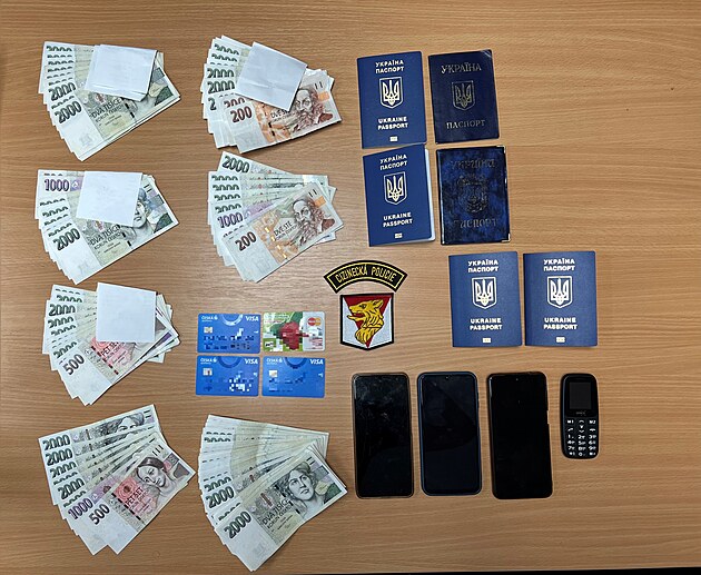 Hotovost, bankovní karty, pasy i telefony zajitné policisty pi zadrení...