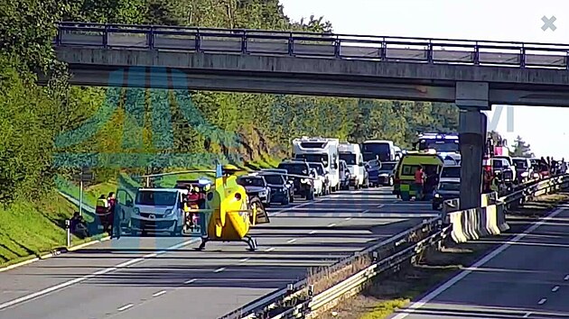 Na dálnici D1 u Prahy bourala tyi auta (21. záí 2025)