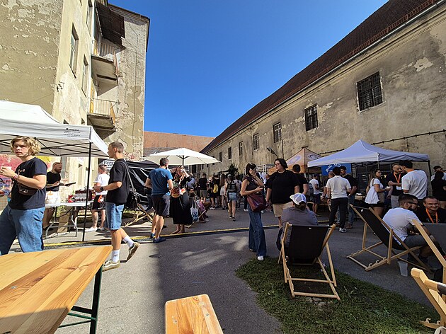 Festival Roast! 2025 v Brn. V bývalé Káznici návtvníci neomezen ochutnávali...