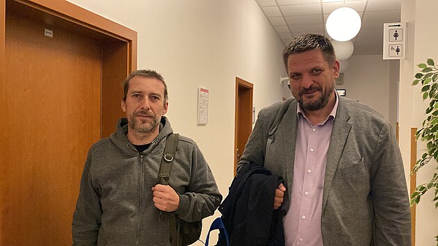 Michal M. (vlevo) se svým advokátem Vladimírem Volným u Okresního soudu...