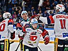 Hokejisté Pardubic (zleva) Robert Kousal, Vladimír Sobotka a Jáchym Kondelík...