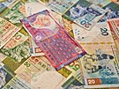 Bankovky hongkongského dolaru vydávají t�i r�zné banky, a ka�dá z nich...