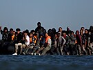 Migranti se pokou�ejí p�ekro�it Laman�ský pr�liv ze severní Francie. (26. zá�í...