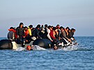 Migranti se pokou�ejí p�ekro�it Laman�ský pr�liv ze severní Francie. (26. zá�í...