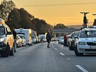 Dlnici D4 zablokovala smrem na Prahu hromadn kolize nkolika vozidel vetn...