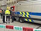 Policejn manvry na I. P. Pavlova v Praze. Pyrotechnik zkoum podezel...