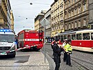 Policejn manvry na I. P. Pavlova v Praze. Pyrotechnik zkoum podezel...