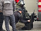Policejn manvry na I. P. Pavlova v Praze. Pyrotechnik zkoum podezel...