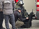 Policejn manvry na I. P. Pavlova v Praze. Pyrotechnik zkoum podezel...
