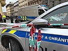 Policejn manvry na I. P. Pavlova v Praze. Pyrotechnik zkoum podezel...