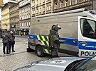 Policejn manvry na I. P. Pavlova v Praze. Pyrotechnik zkoum podezel...