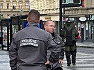 Policejn manvry na I. P. Pavlova v Praze. Pyrotechnik zkoum podezel...