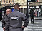 Policejn manvry na I. P. Pavlova v Praze. Pyrotechnik zkoum podezel...