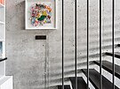 Dominantou obývacího pokoje je st�na z ocelových prut� se zav�eným schodi�t�m.
