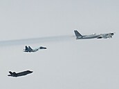 Americký letoun F-35 Lightning II vyprovází ruské stroje Tu-95 a Su-35 nad...