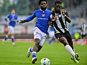 Souboj v utkání tetího kola eského poháru mezi eskými Budjovicemi a Baníkem...