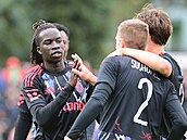 Garang Kuol ze Sparty gratuluje spoluhrám ke gólu v pohárovém utkání proti...