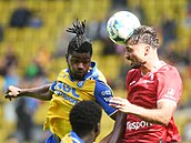 Pardubický obránce Louis Lurvink (vpravo) hlavi�kuje p�ed Benjaminem Nyarkem z...