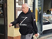 Bývalý politik Pavel K�ivka si takto vykra�oval po t�íd� Míru v Pardubicích