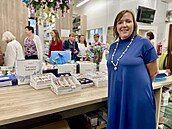 Spolumajitelka sklárny Koulier Kate�ina �rámková p�edstavuje novou kolekci s...