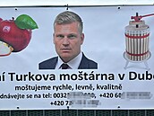 Na plot� u nepovolené stavby, kterou na své zahrad� postavil Filip Turek, se...