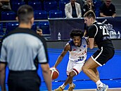 Anthony Williams (vlevo) z Brna útoí v zápase s estonským Pärnu.