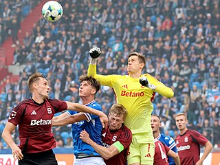 Spar�anský branká� boxuje mí� po rohovém kopu Baníku.