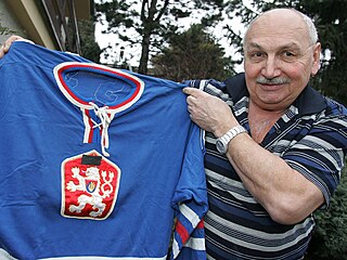 Jaroslav Jiík ukazuje dres s pelepenou rudou hvzdou.