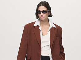 Minimáln jedno sako by mla mít doma kadá ena. Jedná se o svrek, který...