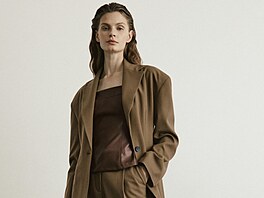 Model, který vidíte na modelce, je jako vystiený z pehlídkového mola....