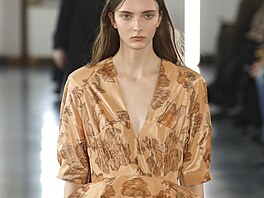 Kombinace retro vzor a istých, elegantních stih. I tak vypadala podzimní...