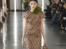 Retro aty u Bally doplnily také retro doplky: koeiny, polobotky, kabelky z...